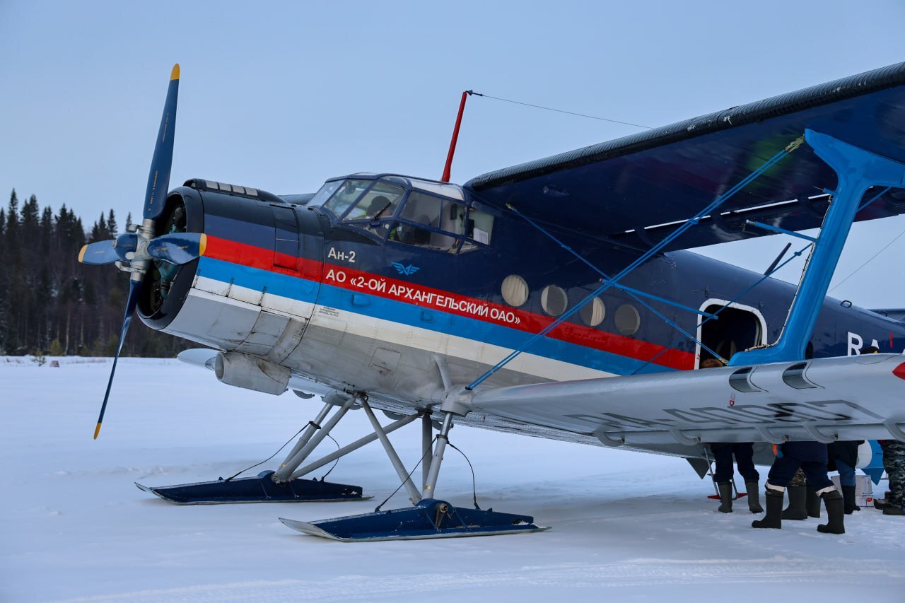Это Ан-2. Он как вездеход "Буханка", только самолет. Тут он еще и на лыжном шасси.