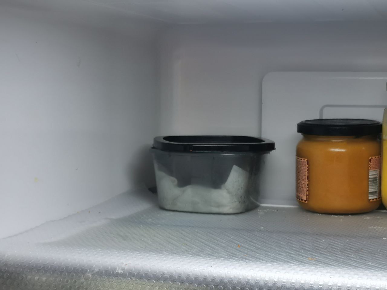 Предусмотрительно приоткрыл крышечку и убрал на верхнюю полку холодильника, чтоб дети не съели :D