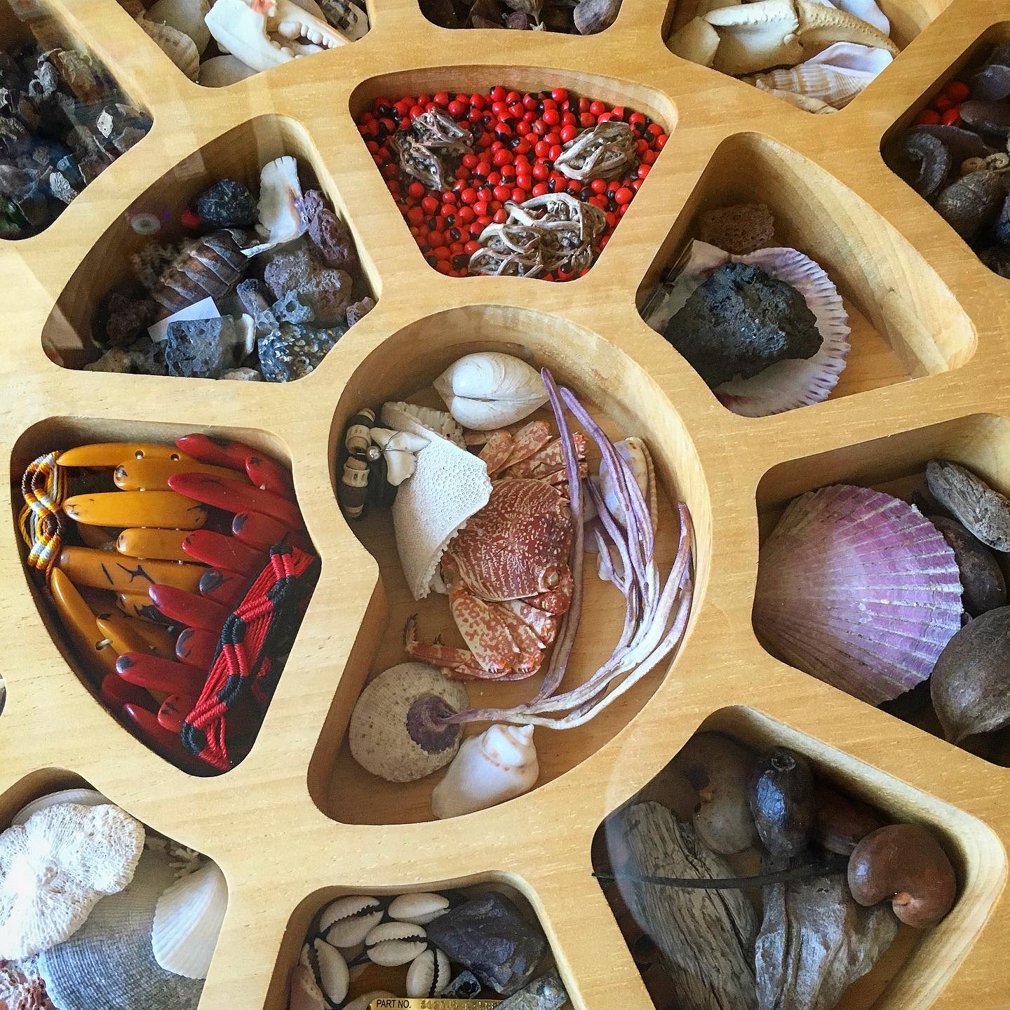 Памятные сувениры из Перу, Боливии, с Тринидада и Тобаго, с Бали.