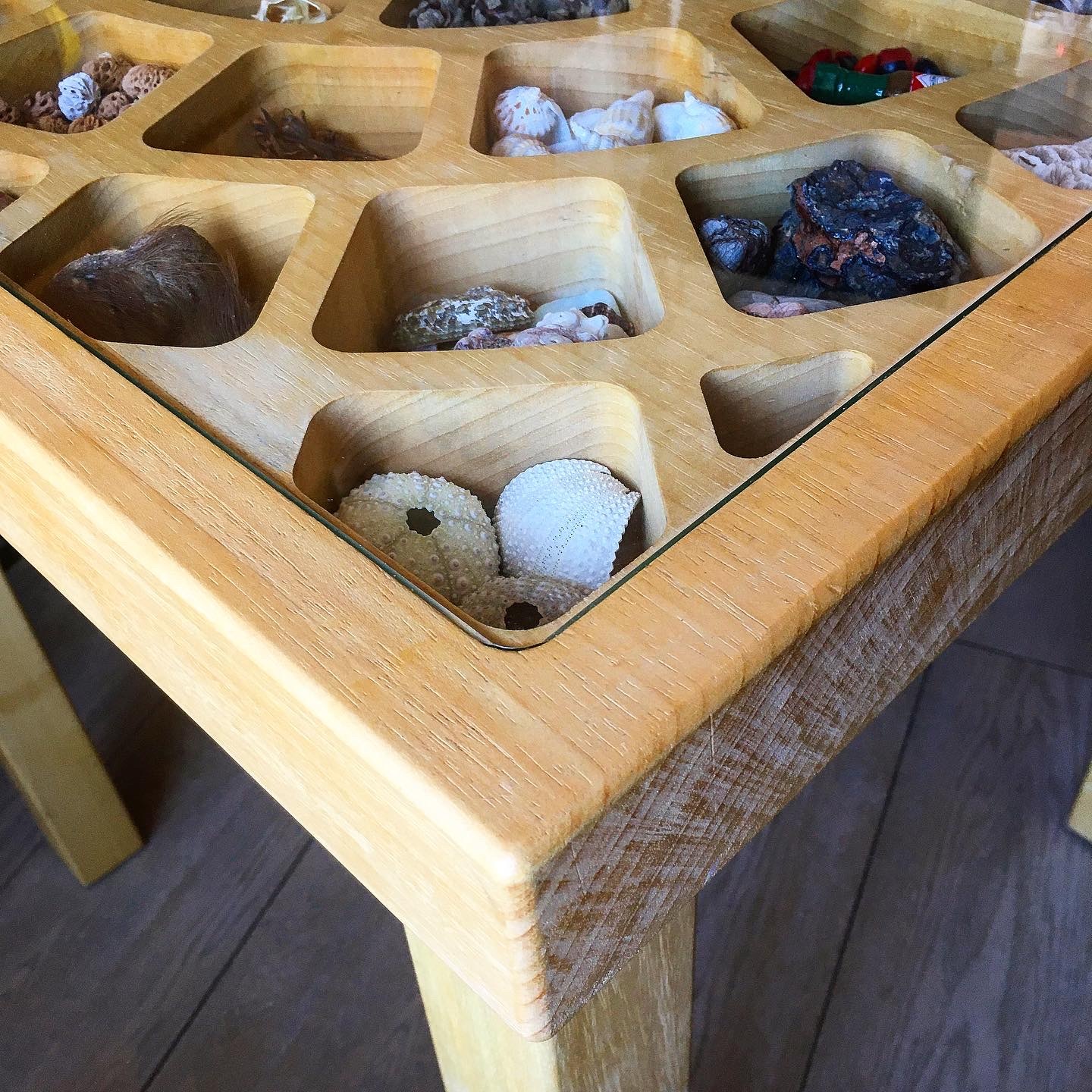 Вся столешница 800х800х60 - просто две склеенные могучие доски абачи.