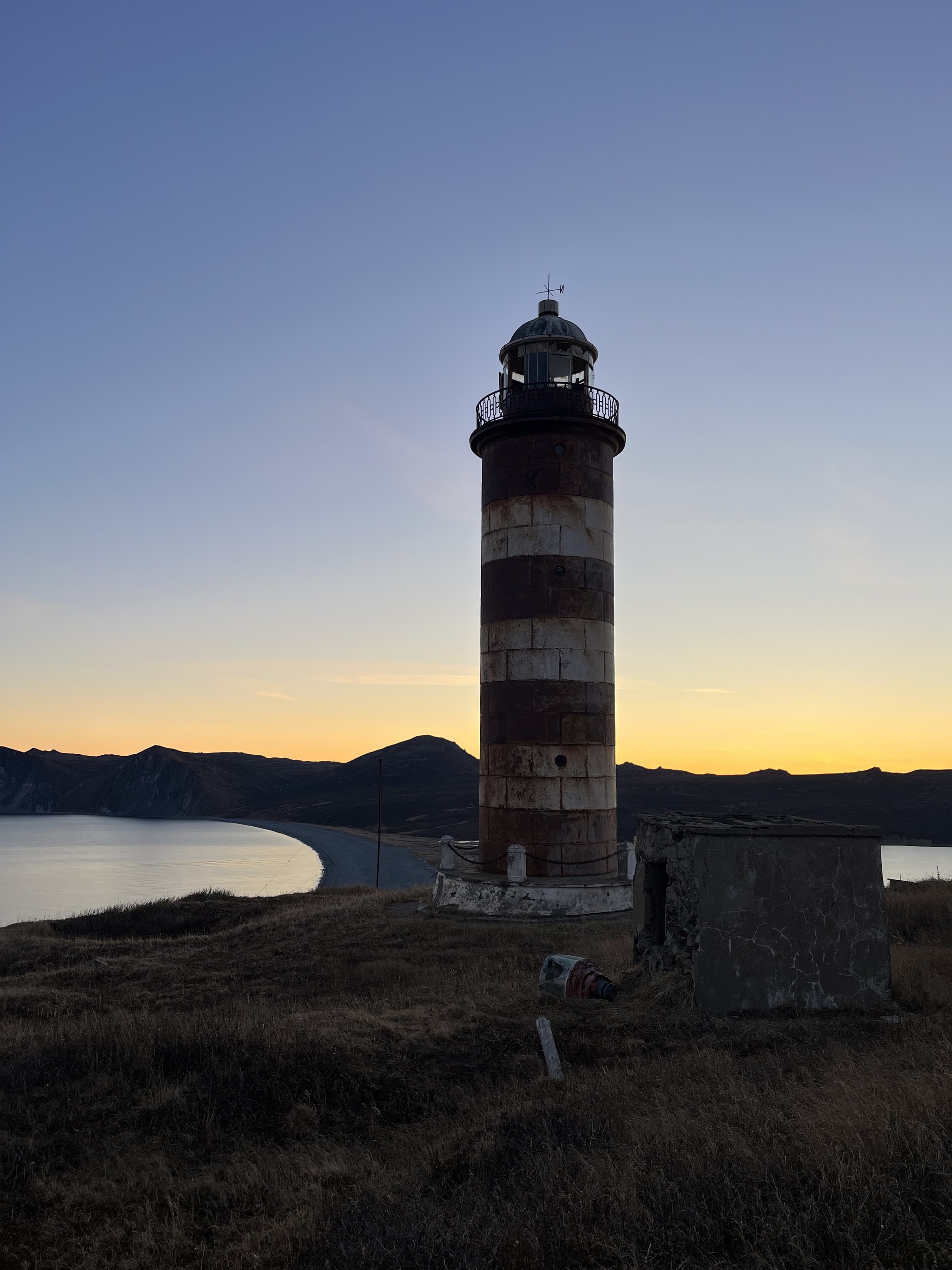 Рядом лежал разбитый фонарь маяка