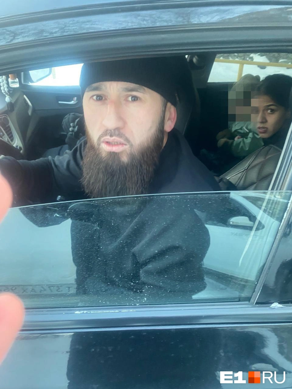 Агрессивная пара с ребенком отказалась вызывать полицию и решать конфликт мирно Источник:читатель E1.RU