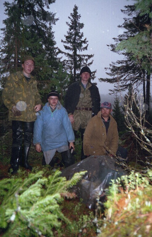 Фото на краю скалы. Если присмотреться, то можно увидеть, что сыпет мелкий снежок. Конец сентября, однако