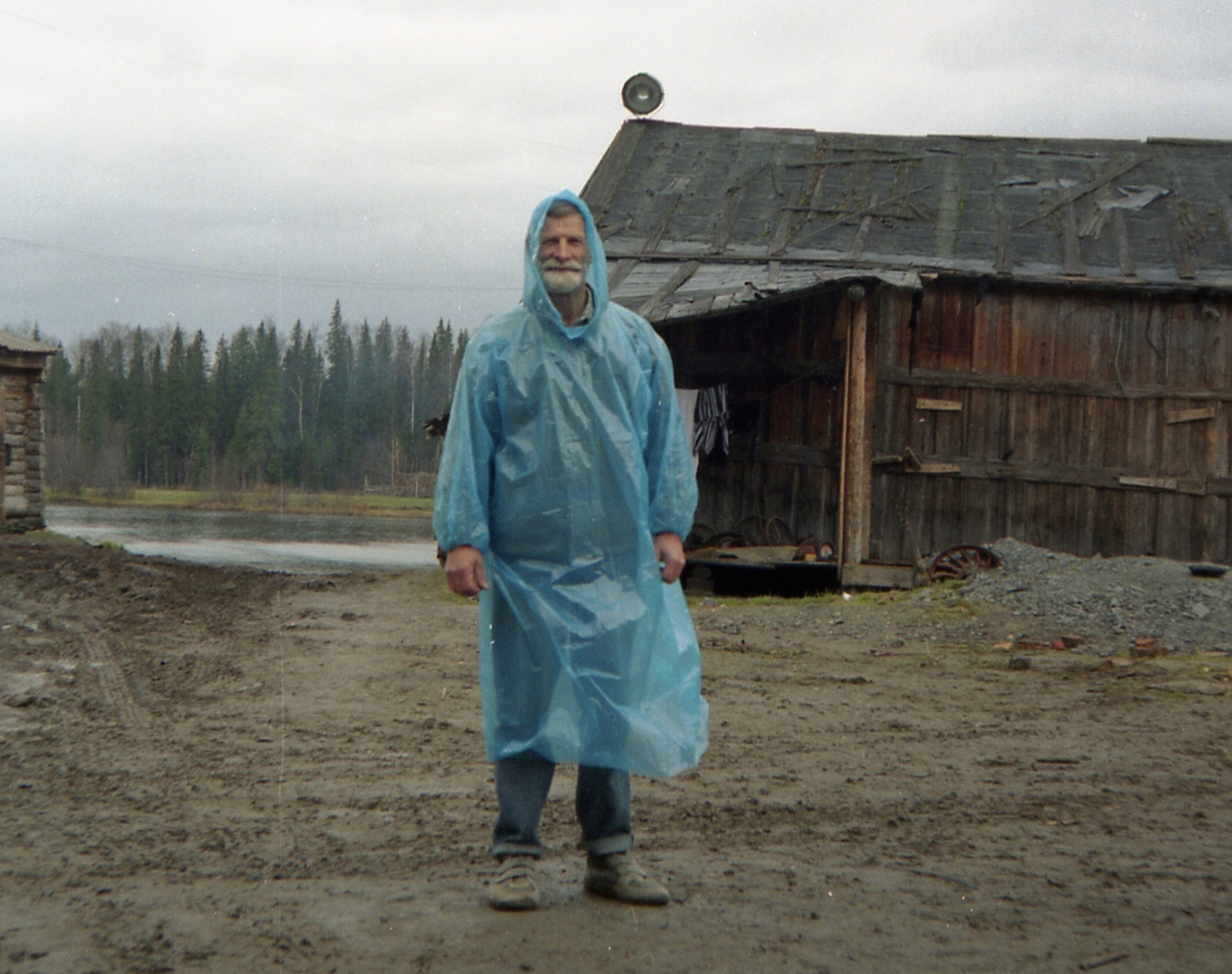 Начальник партии Виктор Яковлевич (это его слайды я выкладывал в двух предыдущих постах) демонстрирует последний писк моды - полиэтиленовый плащ на фоне лодочного сарая. Он их тогда в поле целую пачку привёз.