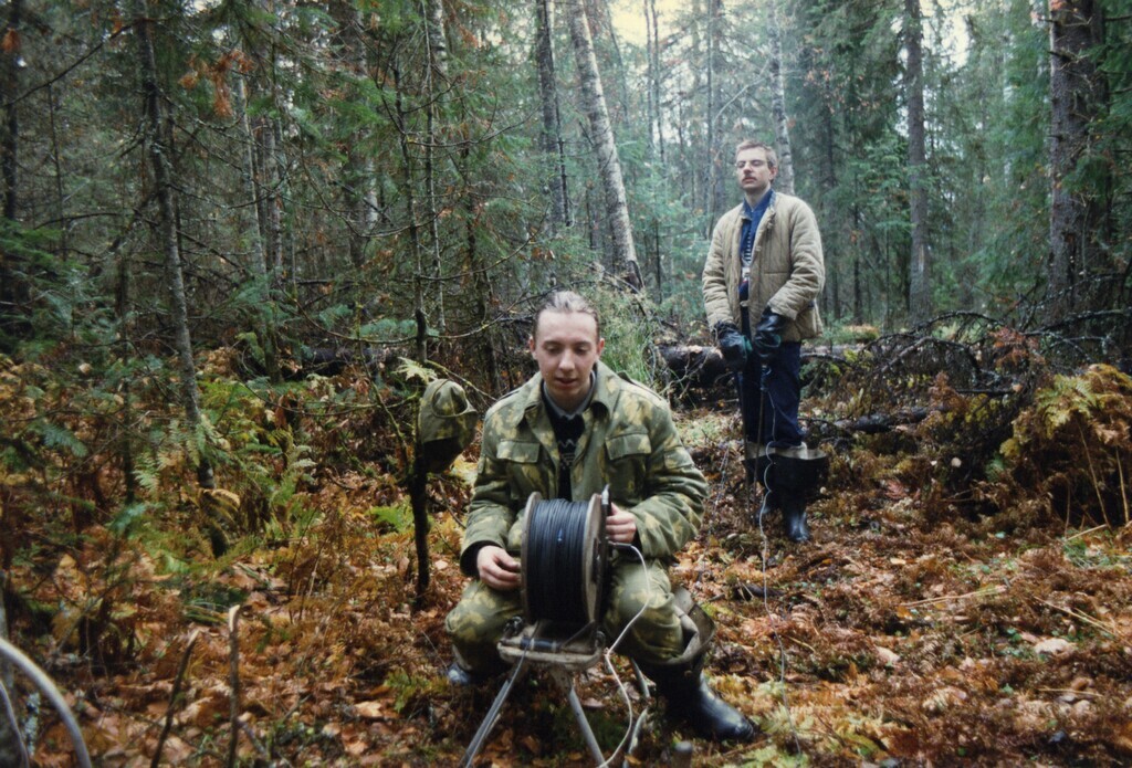 Классическая ВЭЗовская двойка. Один сидит на катушке, ловит метки, а второй идёт с электродами по профилю. Каждые две точки меняются, весь день на ногах выдержать сложно. Здесь двое из разных пар.