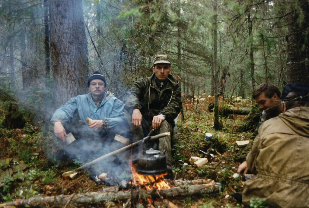 Вегетарианец (в центре) смотрит на тебя, как на мясоеда.