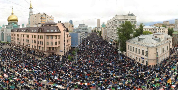 Присмотритесь к расстоянию между молящимися.