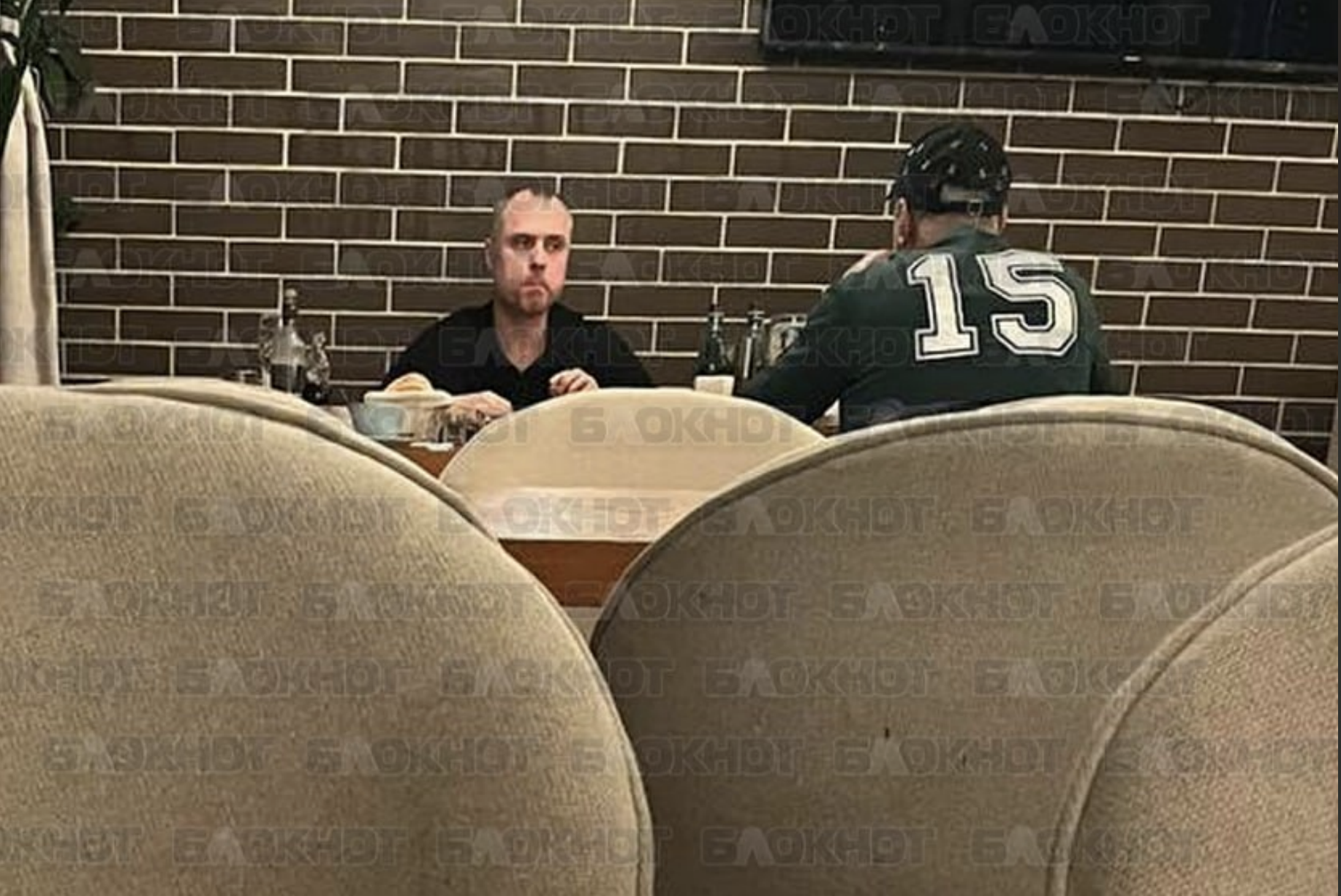 Андрей Майер за столом в кафе. Фото: Блокнот Ростов