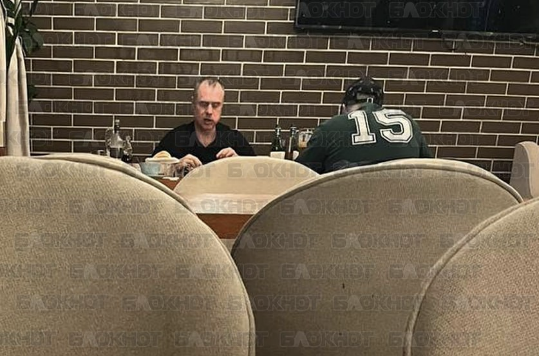 Человек крайне похожий на экс-министра ЖКХ по Ростовской области Андрея Майера в кафе. Фото: Блокнот Ростов