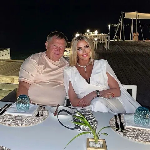 ̶Ж̶и̶р̶н̶ы̶й̶ успешный ̶б̶о̶р̶о̶в̶ депутат со своей ̶д̶о̶ч̶к̶о̶й̶ женой. И она с ним, очевидно, только по сильной любви ̶к̶ ̶д̶е̶н̶ь̶г̶а̶м̶