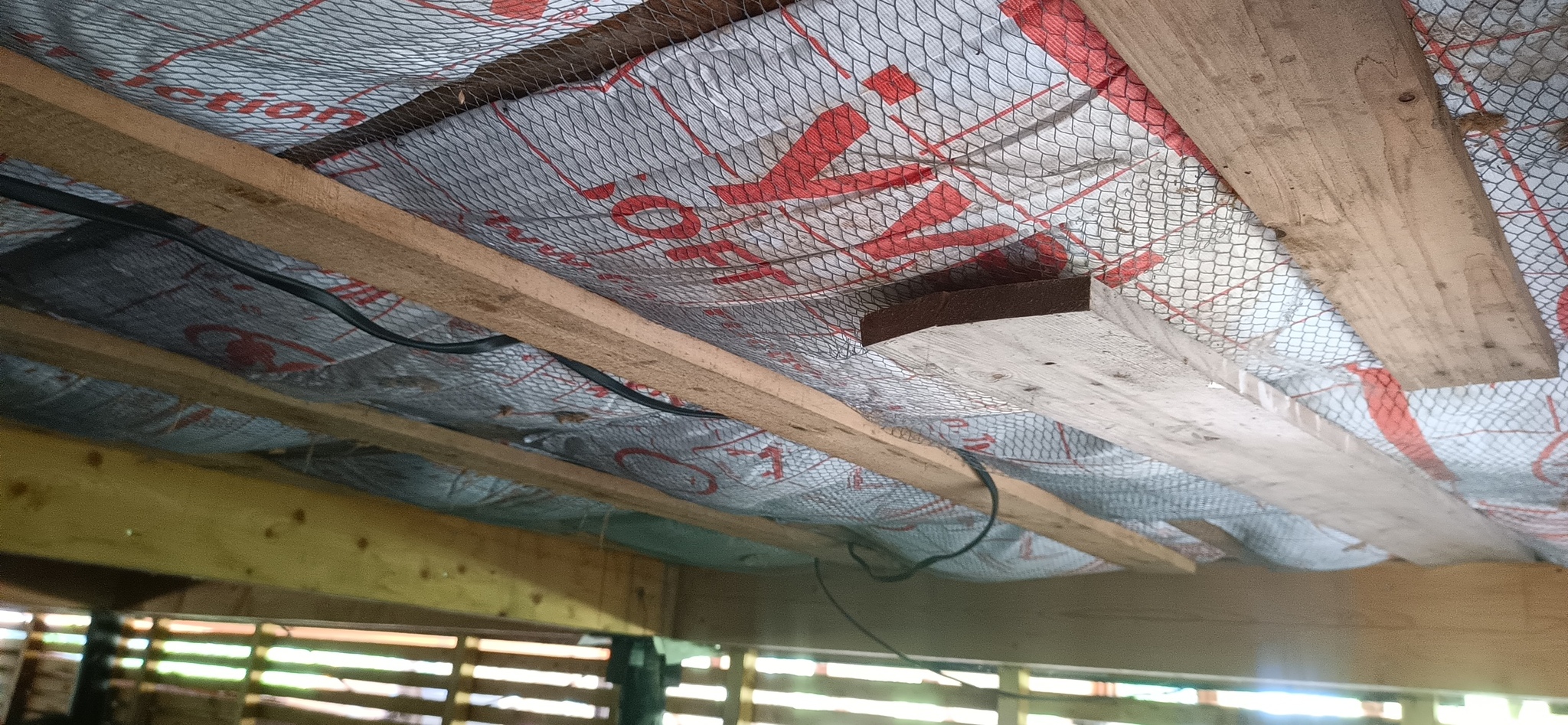 Здесь утеплитель просел.