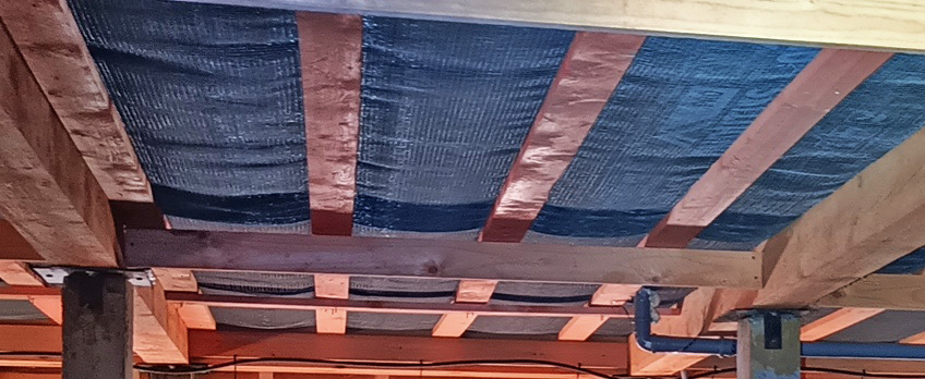 Здесь утеплитель начинает проседать по центру пролётов между досками настила.