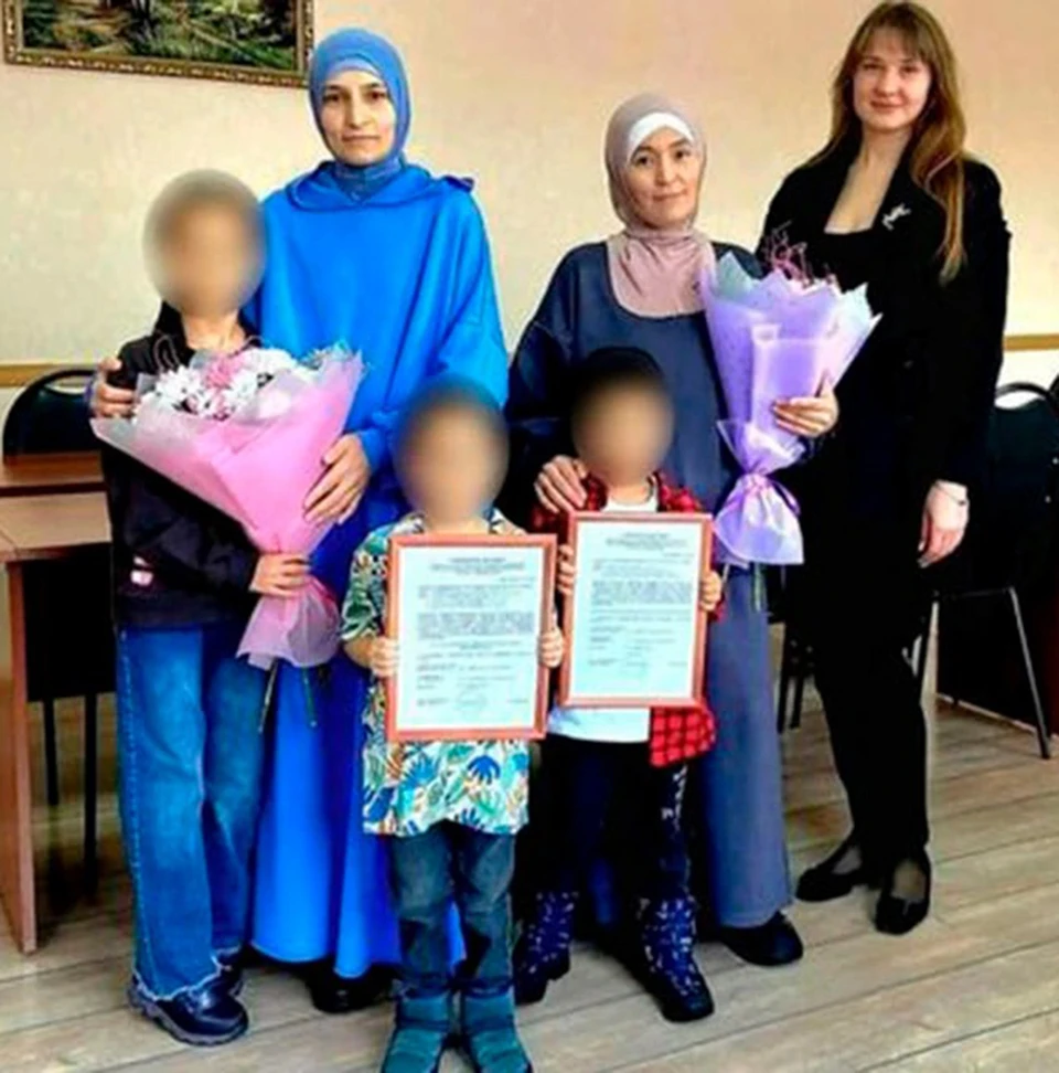 Мэр Сердобска Марина Ермакова (справа) и осчастливленная семья с сертификатами на жилье. Фото: Личная страница главы города Сердобска Марины Ермаковой